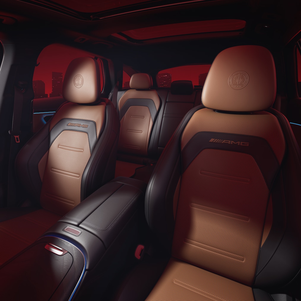 Weergave van de AMG Performance stoelen, gezien vanuit een geopend bestuurdersportier.