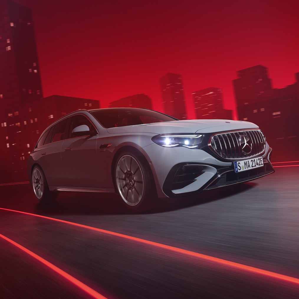 Dynamisch schuin vooraanzicht van de Mercedes-AMG E 53 HYBRID 4MATIC+ (rijdende opname).