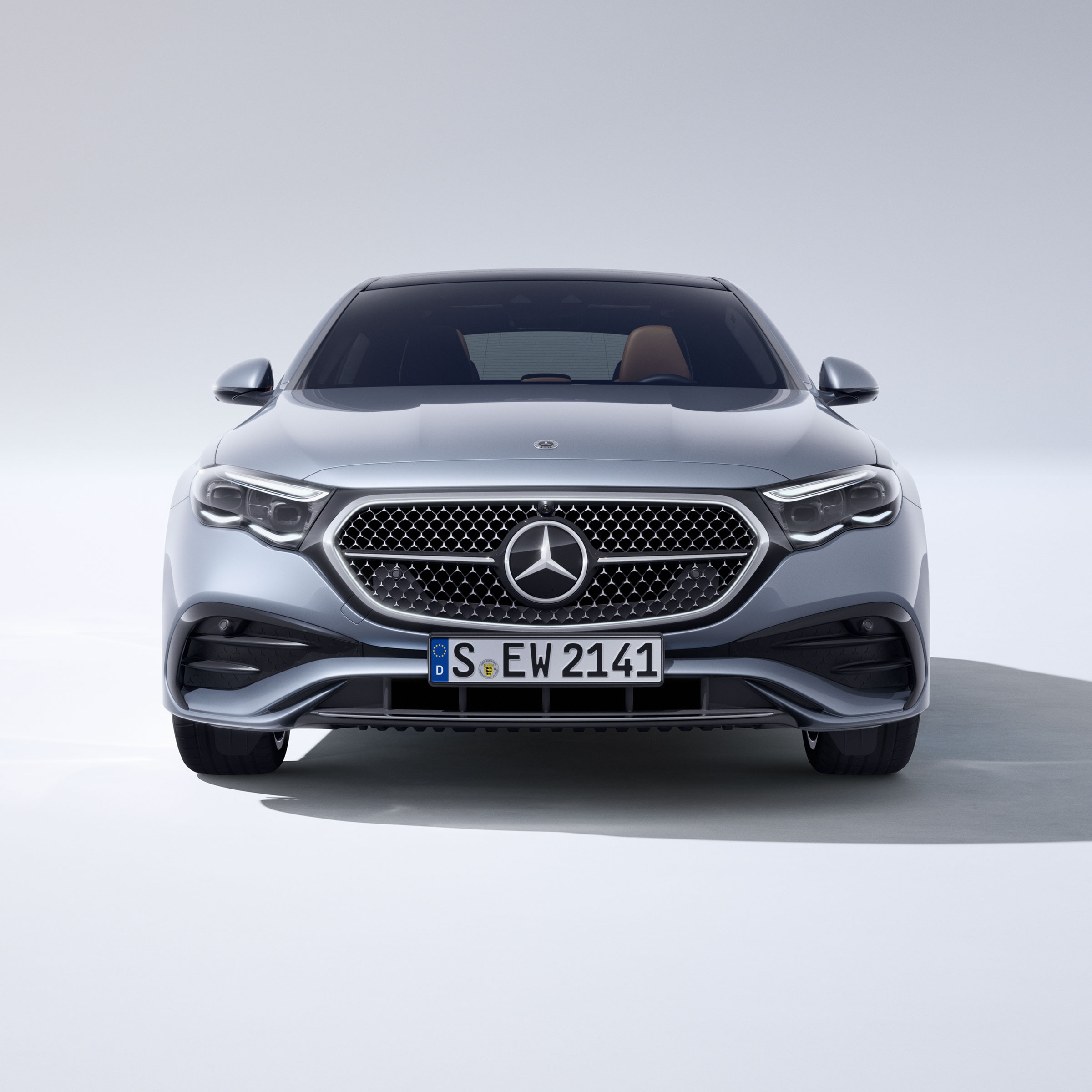Vooraanzicht van de E-Klasse Limousine van Mercedes-Benz.