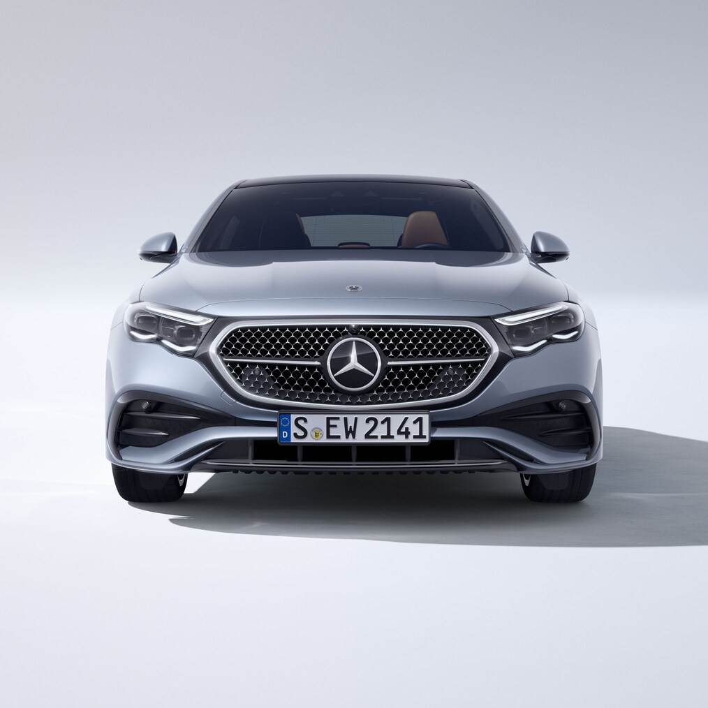 Vooraanzicht van de E-Klasse Limousine van Mercedes-Benz.