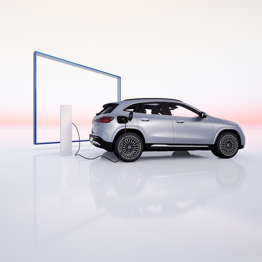 Zicht op een Mercedes-Benz EQA bij een laadstation.