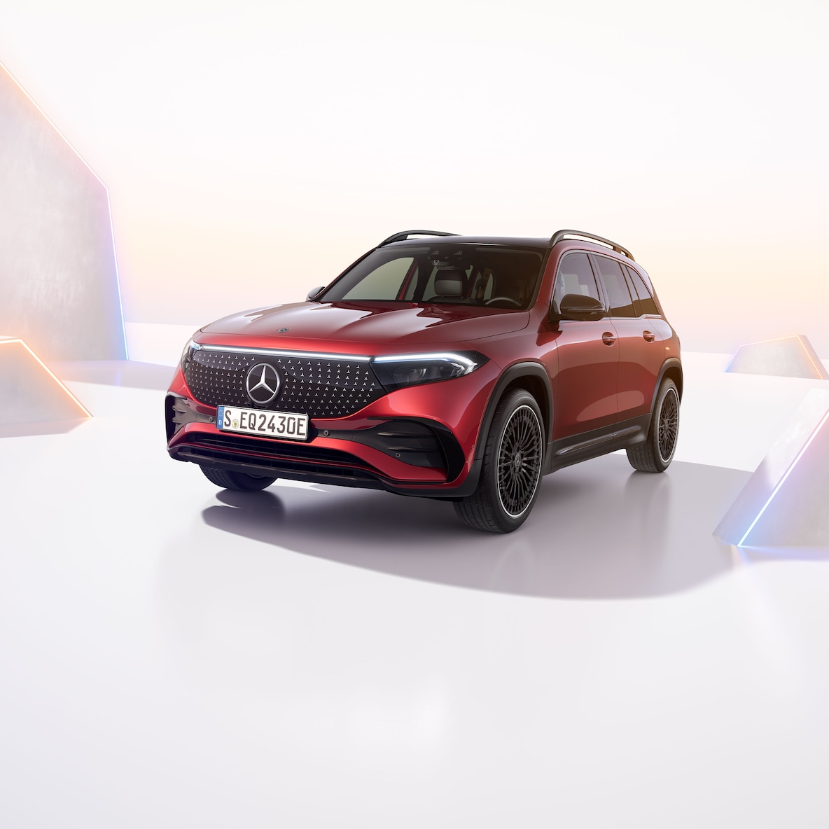 Frontaal zijaanzicht van de Mercedes-Benz EQB.