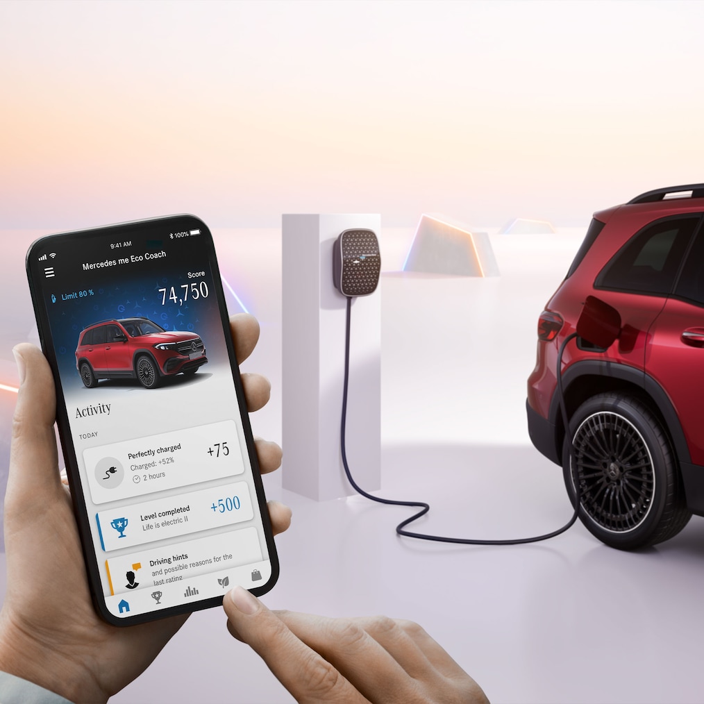Weergave van een Mercedes-Benz EQB die wordt opgeladen bij een laadstation.