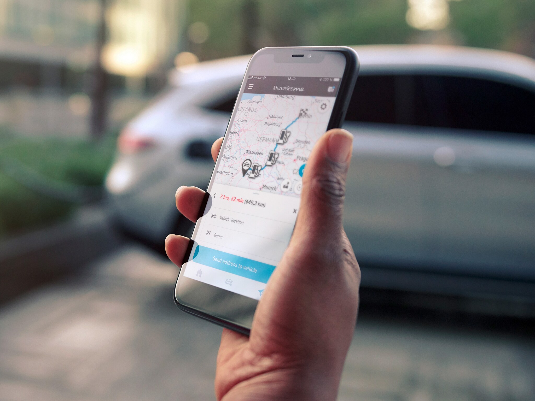 Een hand houdt een smartphone vast om een route in te plannen