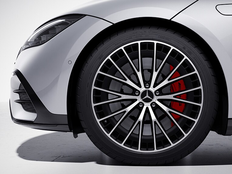 Een velg van de Mercedes-AMG EQE Limousine met rood gespoten remklauwen.