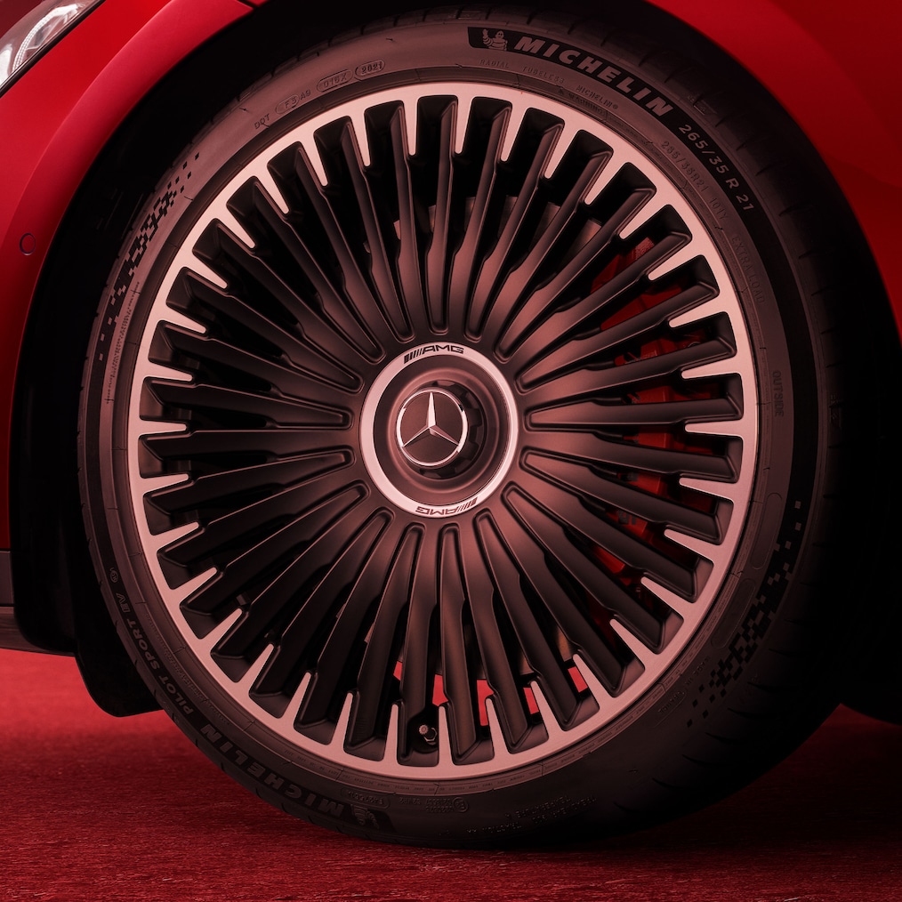 Close-up van de AMG lichtmetalen velg RWL op een Mercedes-AMG EQE Limousine.