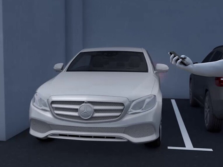 Een voorstelling van het parkeerpakket met remote-parkeerfuncties.