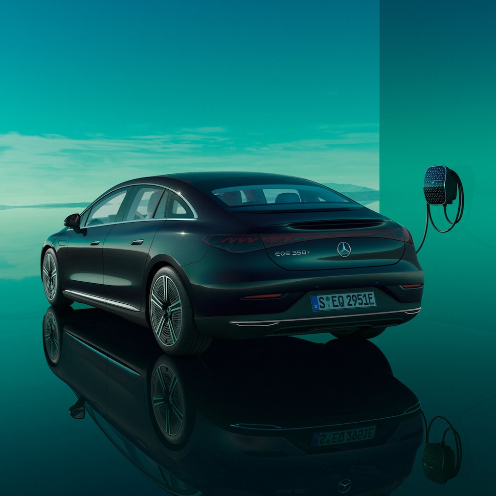 De EQE Limousine wordt opgeladen vanuit een afzonderlijk leverbare Mercedes-Benz wallbox.