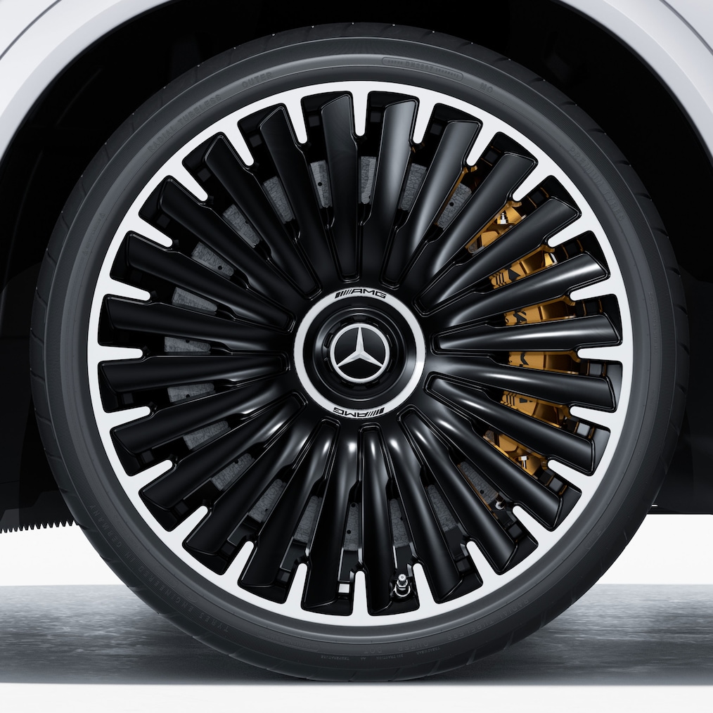 Close-up van een AMG lichtmetalen velg met zichtbaar high-performance keramisch AMG-composietremsysteem.