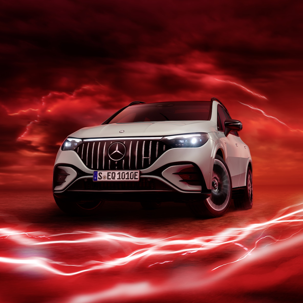 Vooraanzicht van de Mercedes-AMG EQE 53 4MATIC+ tegen een rode achtergrond.