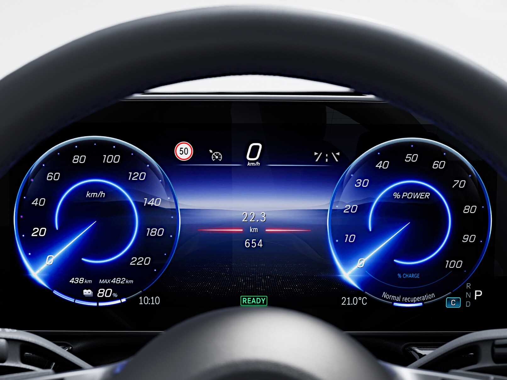Detailopname van de weergave van de actieve actieradiusassistent op het display in de nieuwe Mercedes EQE SUV.