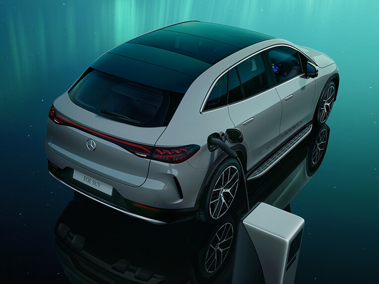 De nieuwe Mercedes EQE SUV bij een oplaadpunt.