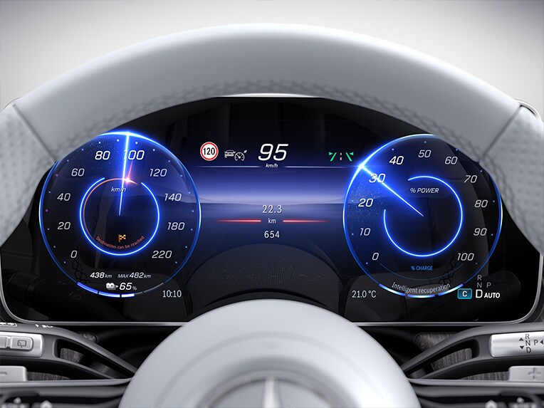 Detailopname van de weergave van de ECO-assistent op het display in de nieuwe Mercedes EQE SUV.