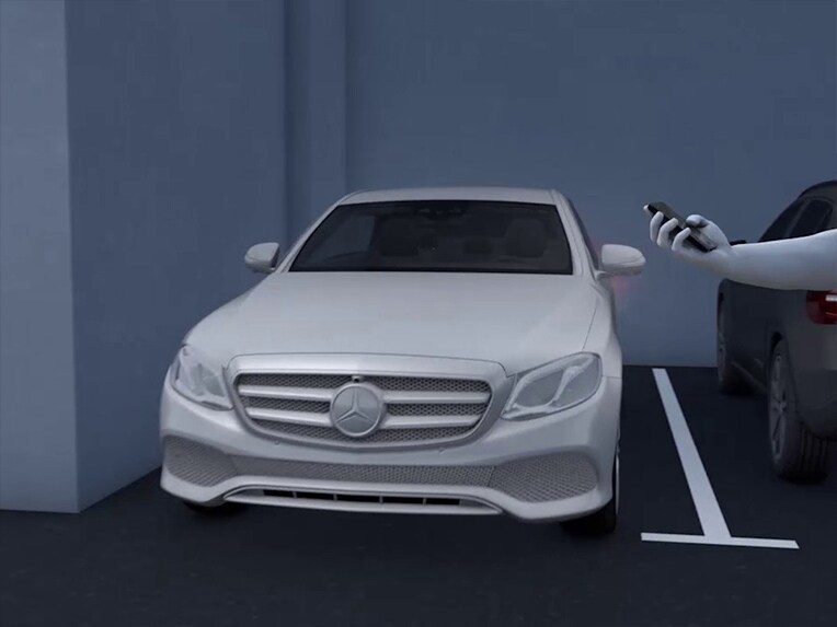 Een grafische voorstelling van het parkeerpakket met remote-parkeerfuncties in de nieuwe Mercedes EQE SUV.