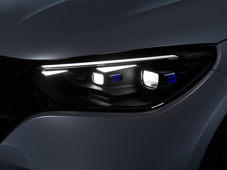Vooraanzicht van de koplampen met DIGITAL LIGHT in de nieuwe Mercedes EQE SUV.