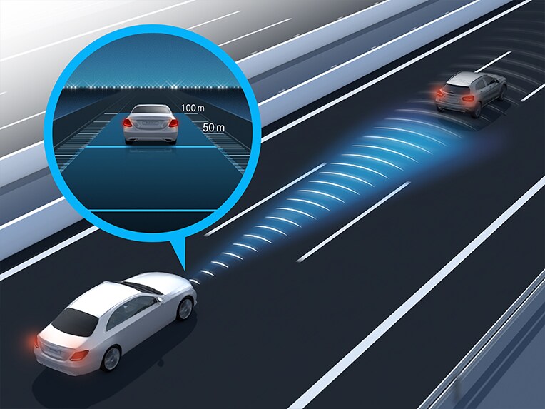 Een grafische voorstelling van de actieve afstandsassistent DISTRONIC in de nieuwe Mercedes EQE SUV.