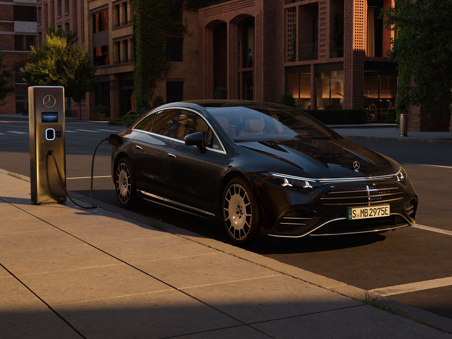 De nieuwe volledig elektrische EQS van Mercedes-Benz laadt op voor een openbaar laadstation.