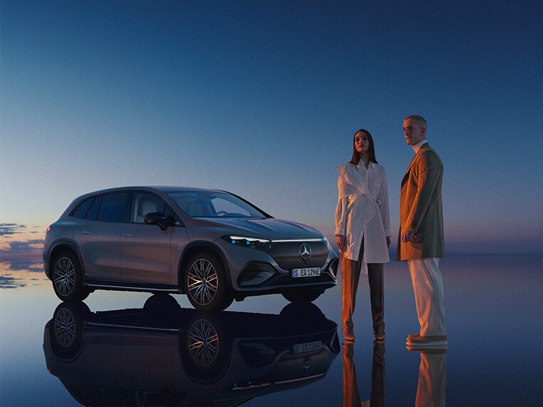 Schuin vooraanzicht van de Mercedes EQE SUV.