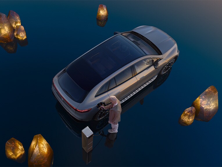 De nieuwe EQS SUV in vogelvluchtperspectief.