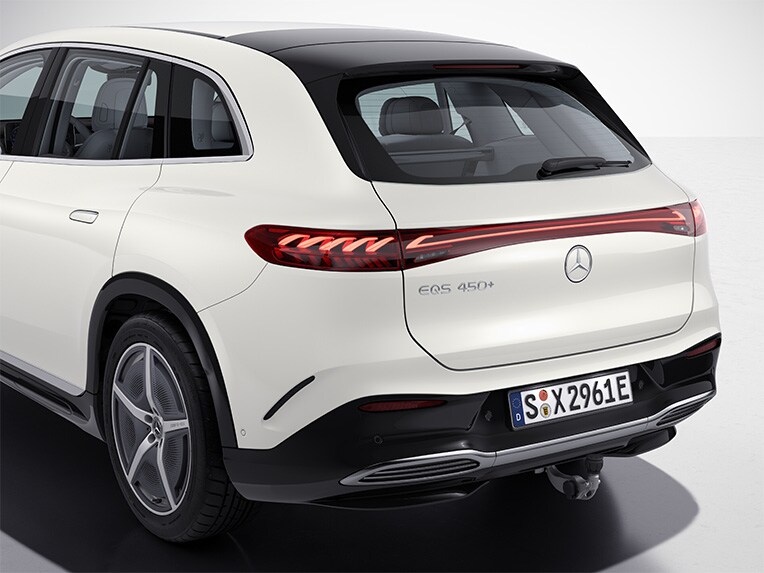 De achterzijde van de EQS SUV met trekhaak met ESP®-aanhangwagenstabilisatie.