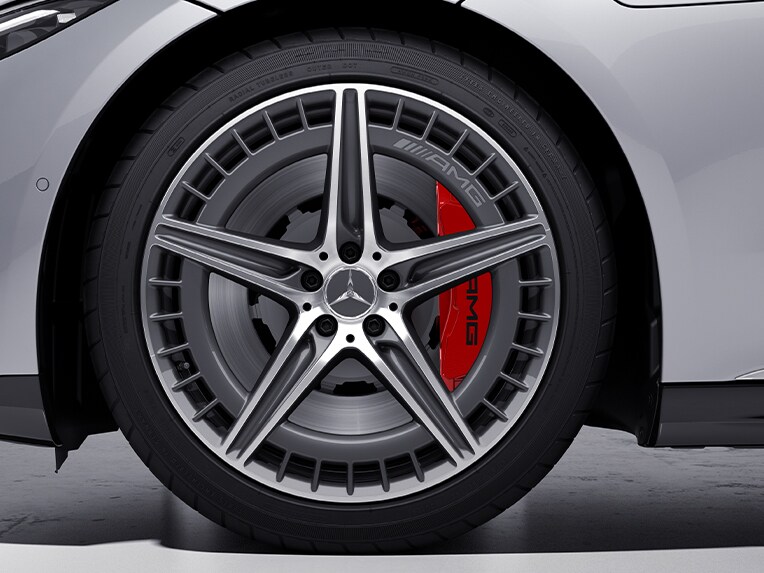 Rood gespoten remklauwen van de Mercedes-AMG 53 4MATIC+.