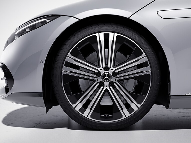 55,9 cm (22 inch) vijf-dubbelspaaks lichtmetalen velgen van de EQS Limousine van Mercedes-Benz.