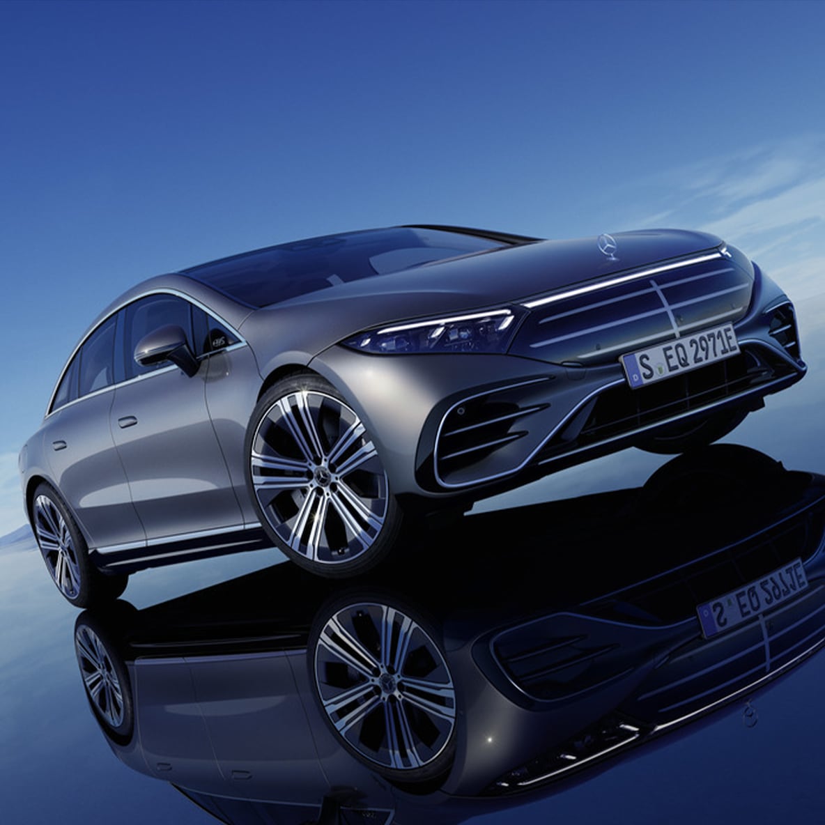 Schuin vooraanzicht van de EQS Limousine van Mercedes-Benz.