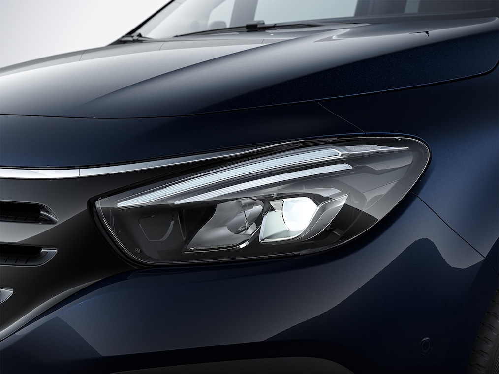 De afbeelding toont een close-up van de LED High Performance-koplampen.