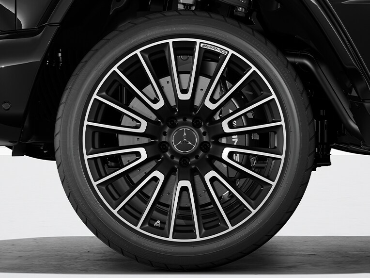 Zwartgespoten AMG-remklauwen voor en achter van de Mercedes-AMG G-Klasse.