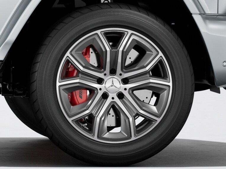 Roodgespoten AMG-remklauwen voor en achter van de Mercedes-AMG G-Klasse.