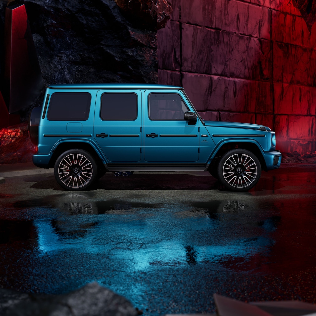 Voorste zijaanzicht van een Mercedes-AMG G 63 met MANUFAKTUR hyper blue magno lakafwerking.