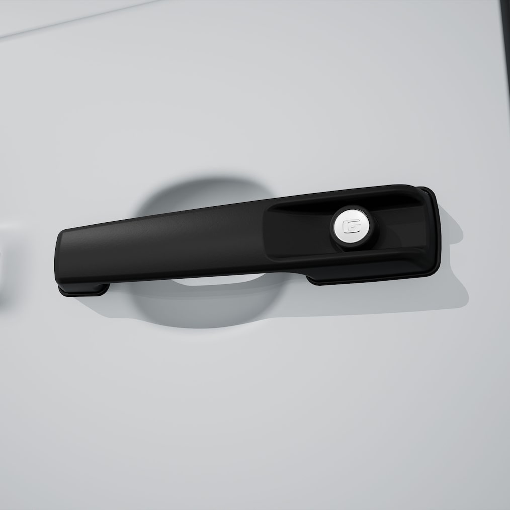Close-up van een zwarte MANUFAKTUR-deurgreep met reliëflogo.