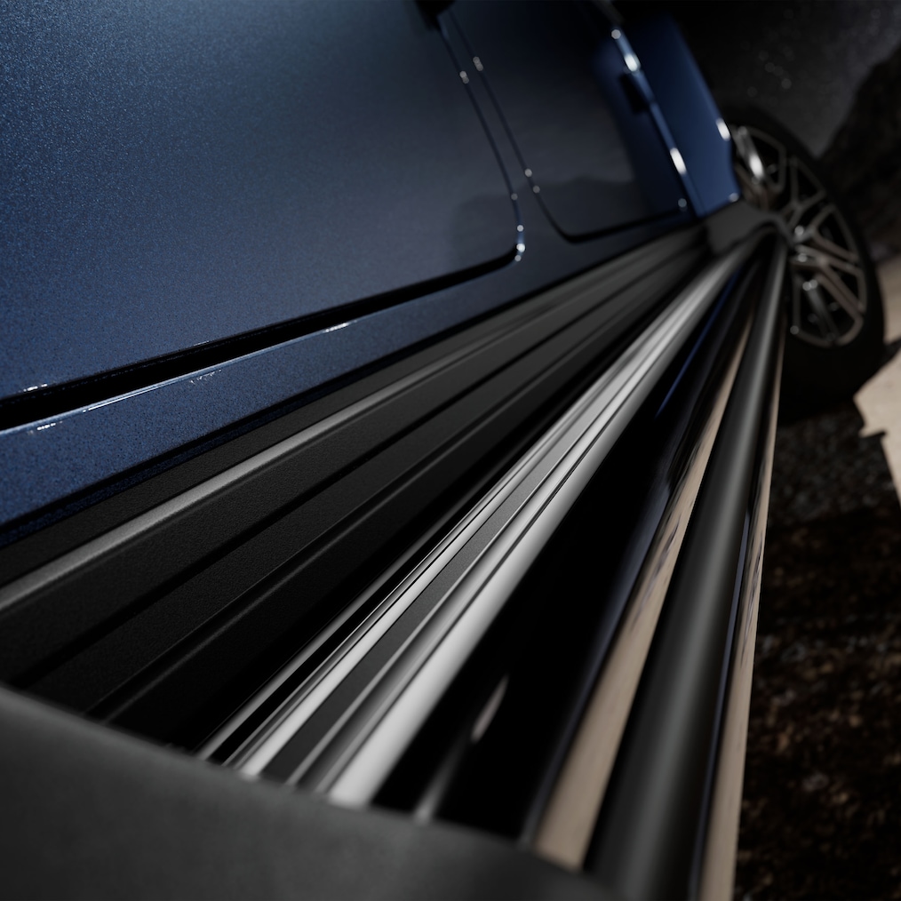 Zijaanzicht schuin van achteren (van boven) op een Mercedes-Benz G 450 d met zwarte MANUFAKTUR-treeplanken.