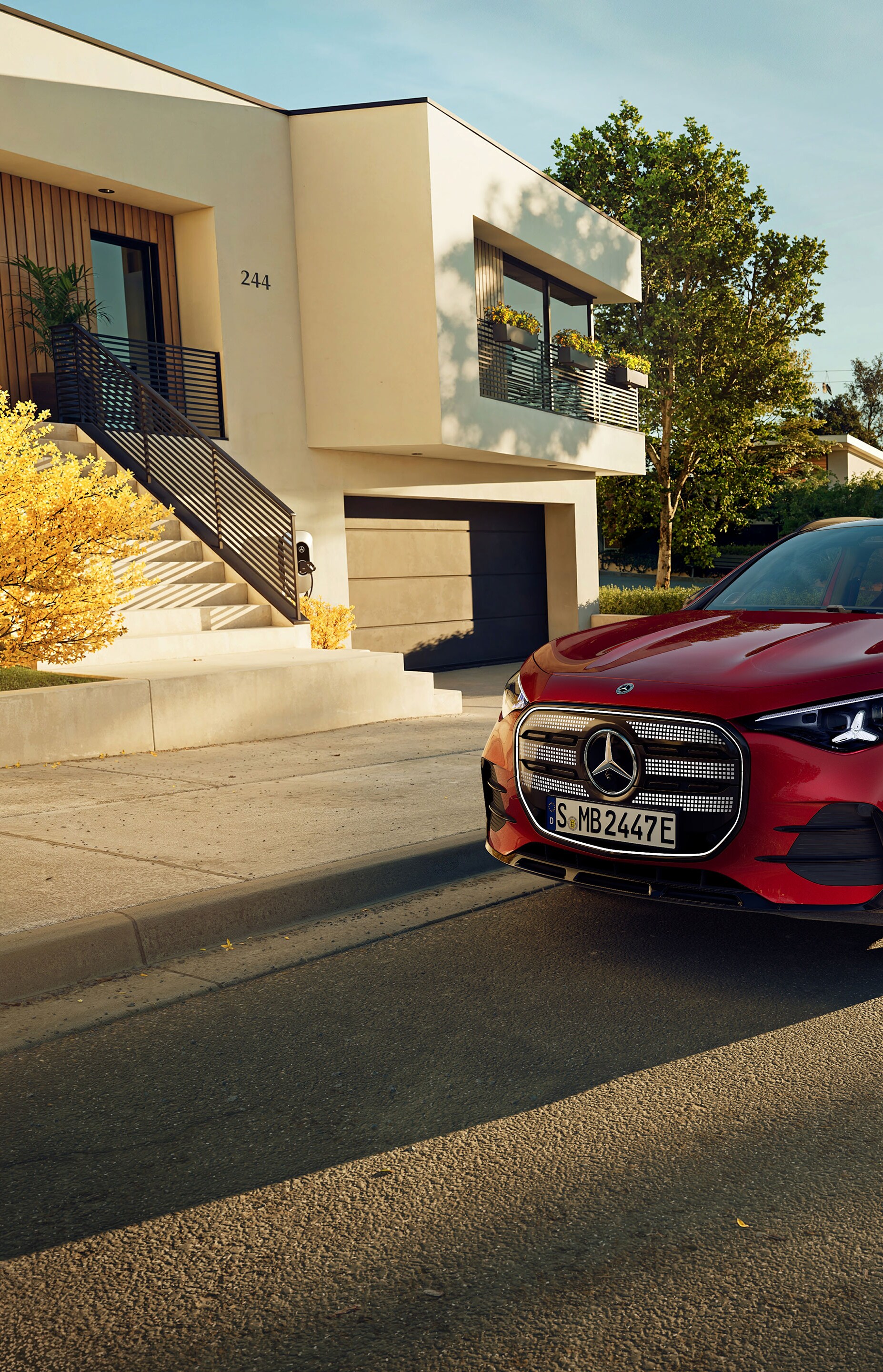 De nieuwe elektrische Mercedes-Benz GLA staat geparkeerd naast een koffiebar.