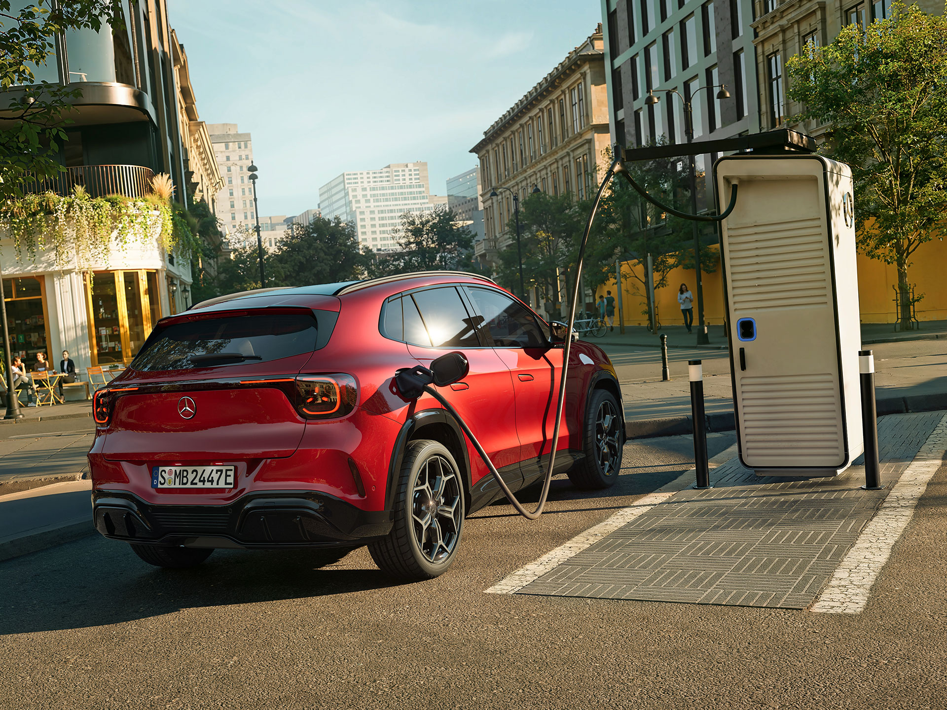 Rijbreik & Opladen | Nieuwe elektrische GLA | Mercedes-Benz De nieuwe elektrische Mercedes-Benz GLA staat naast een laadpaal en wordt opgeladen.