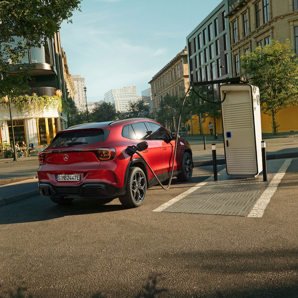 De nieuwe elektrische Mercedes-Benz GLA bij een laadstation.
