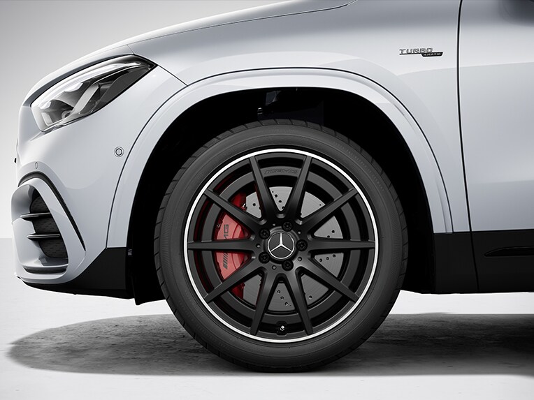 Rood gelakte remklauwen voor de Mercedes-AMG GLA.