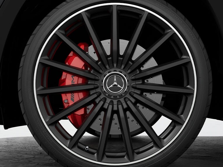 Roodgespoten remklauwen voor de Mercedes-AMG GLB.