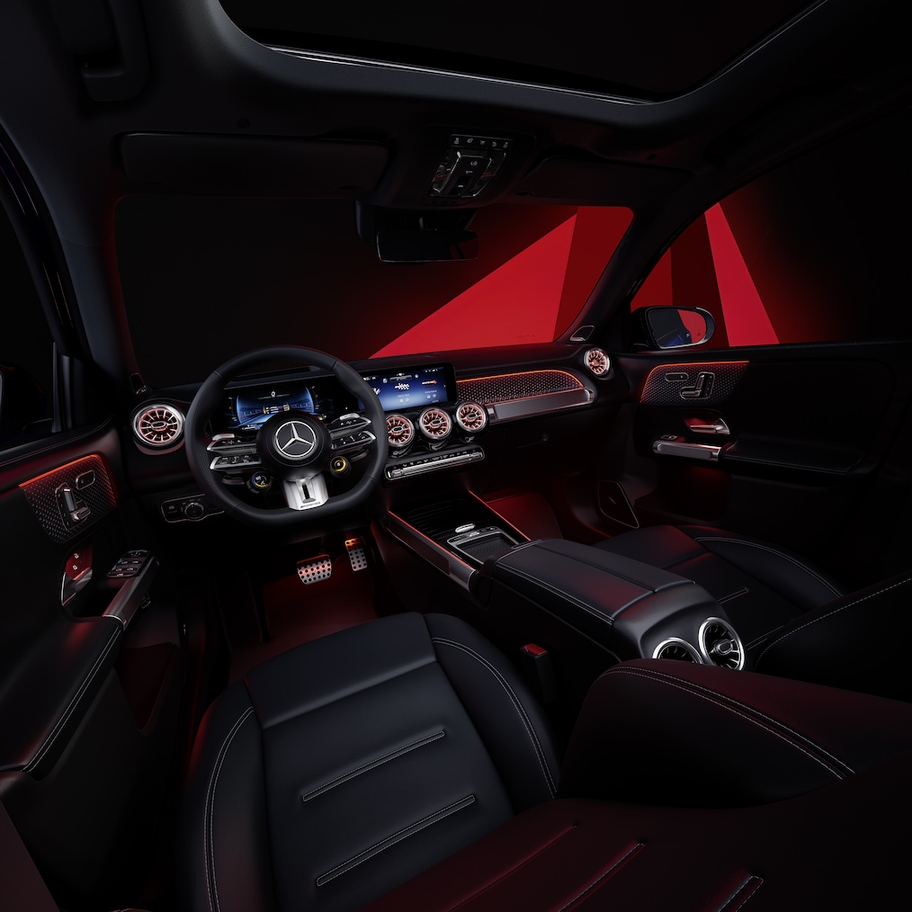 Het interieur van de Mercedes-AMG GLB met AMG Performance-stoelen en AMG Performance-stuurwiel.
