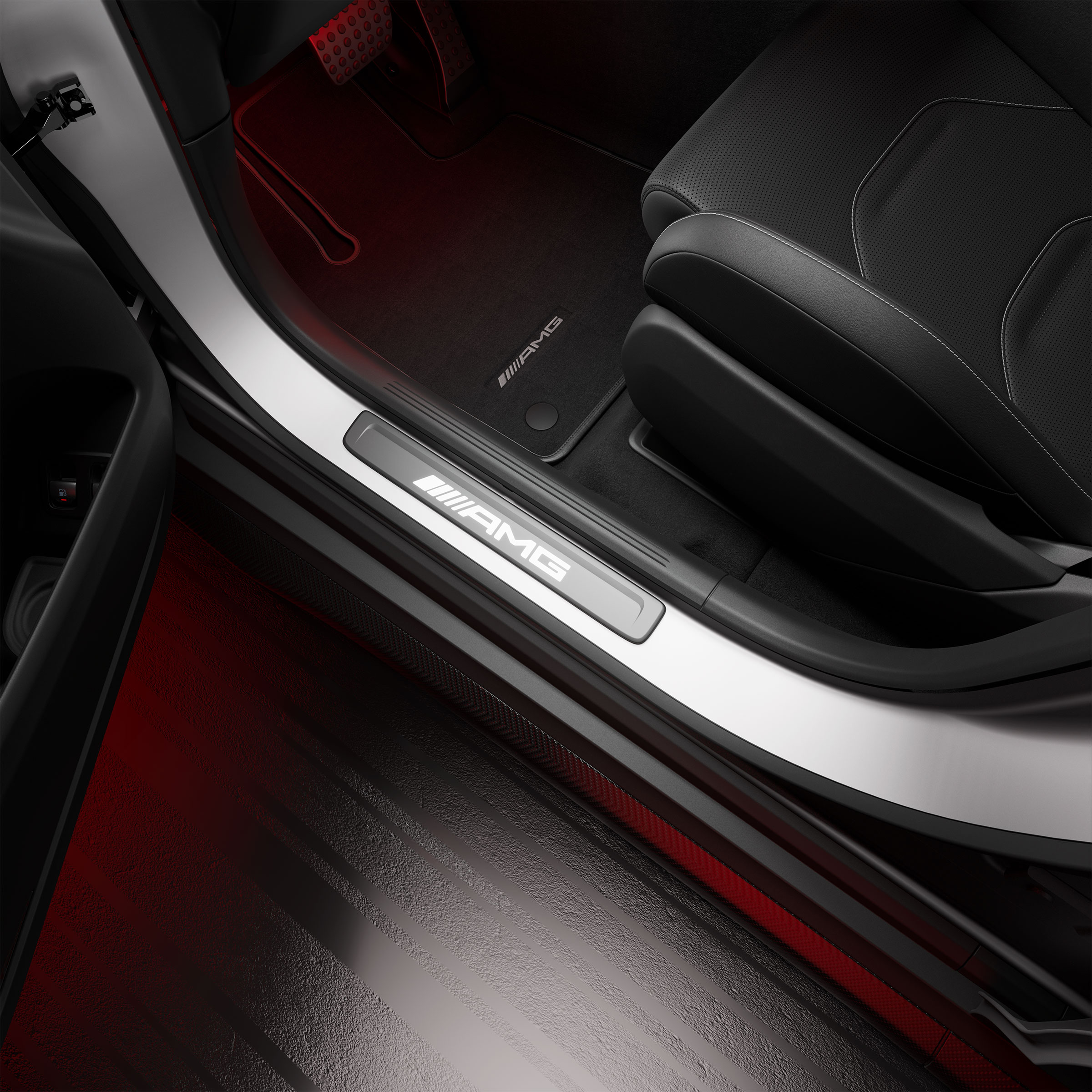 Close-up view van AMG dorpel verlicht met "AMG"-Logo.