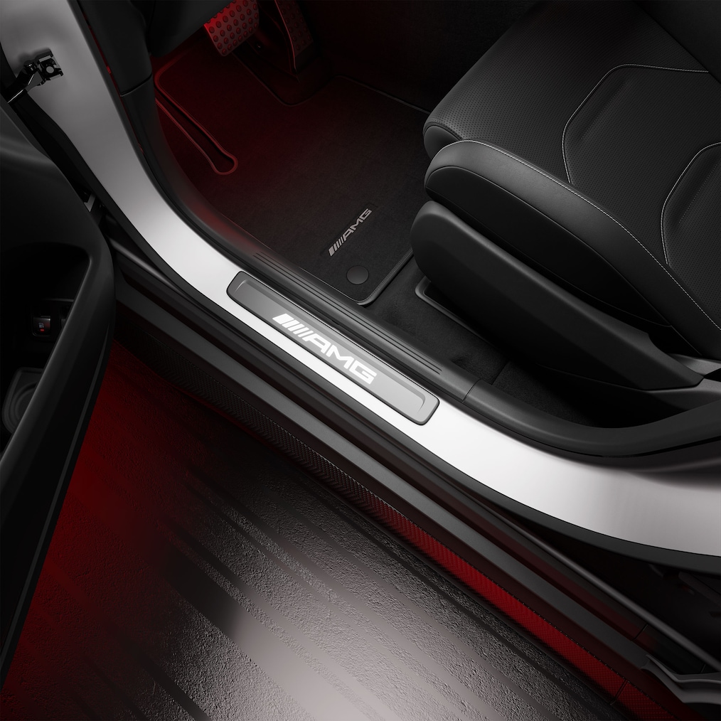Close-up view van AMG dorpel verlicht met "AMG"-Logo.