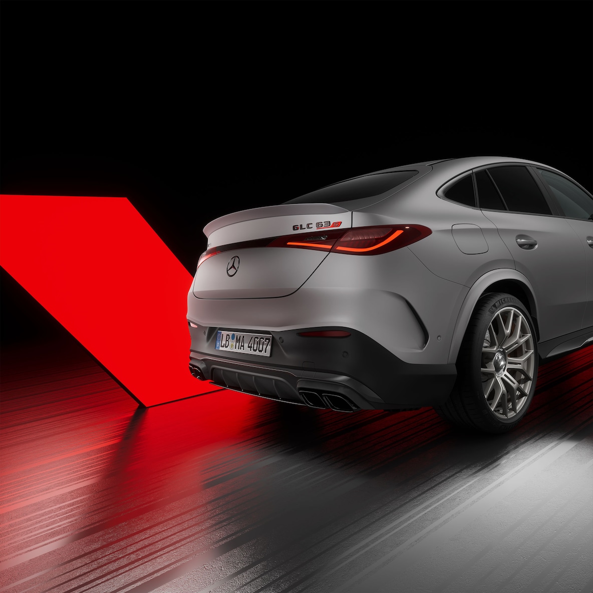 Mercedes-AMG GLC 63 S E PERFORMANCE Coupé in een view vanaf de rechterzijde achter.