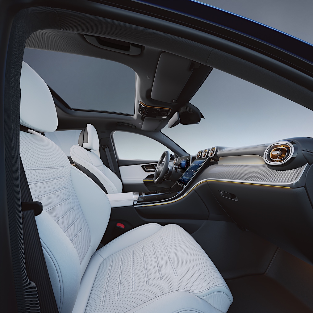 Close-up van de cockpit met displays in een Mercedes-Benz GLC.