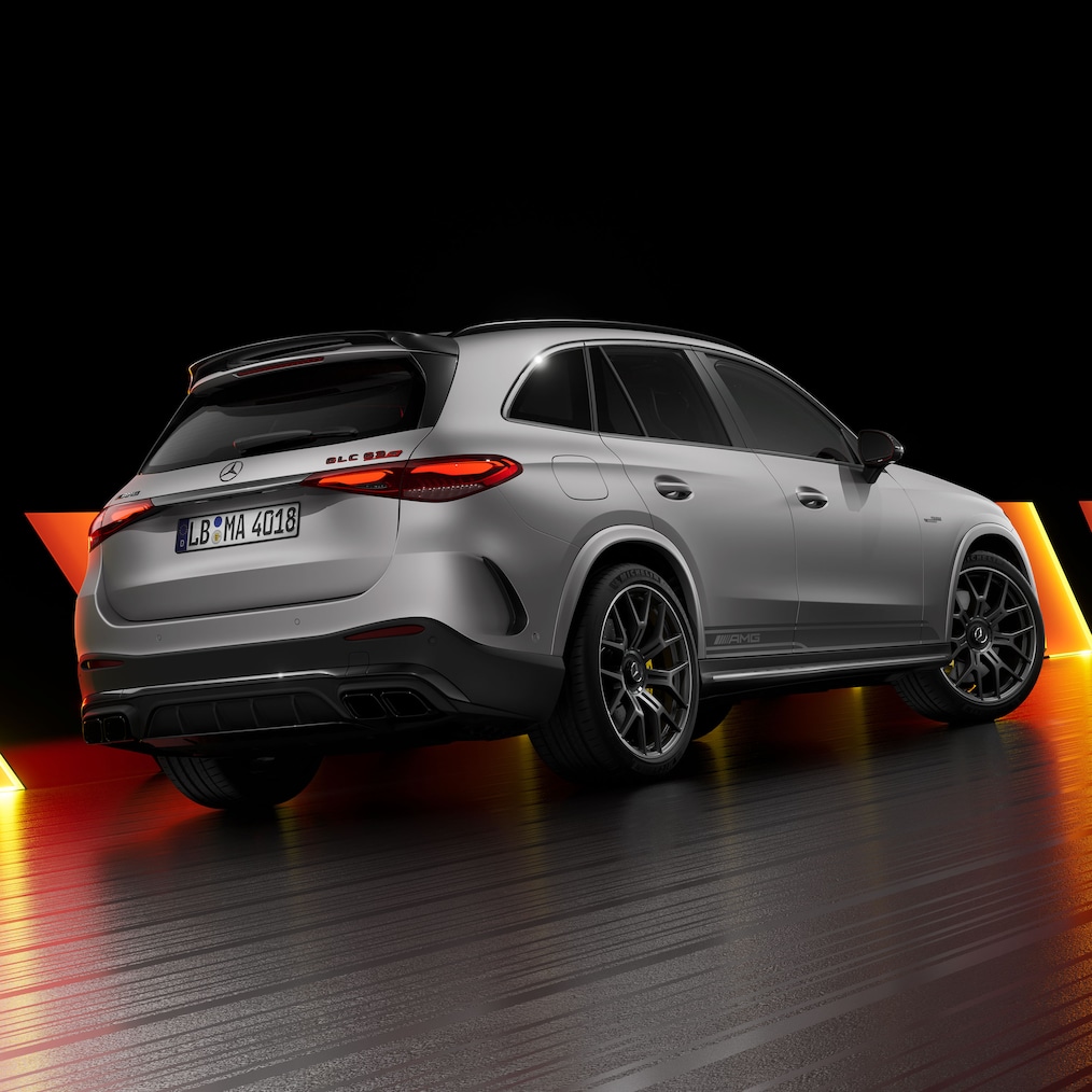 Mercedes-AMG GLC 63 S E PERFORMANCE SUV als AMG Edition 1 Coupé in een view vanaf de rechterzijde achter.
