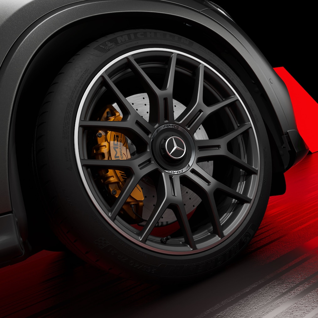 Close-up van 53,3 cm (21 inch) AMG Y-spaaks lichtmetalen velg (RWN) met AMG high-performance keramisch composiet remsysteem.