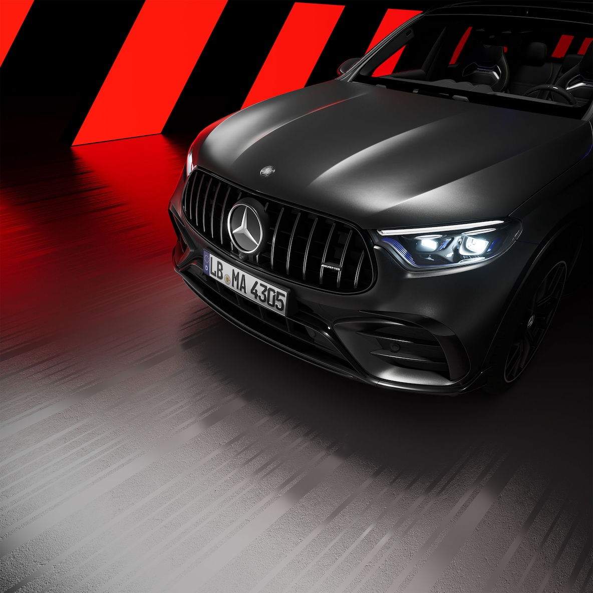 Zijaanzicht van de voorzijde van een Mercedes-AMG GLC SUV met AMG-nightpakket exterieur.