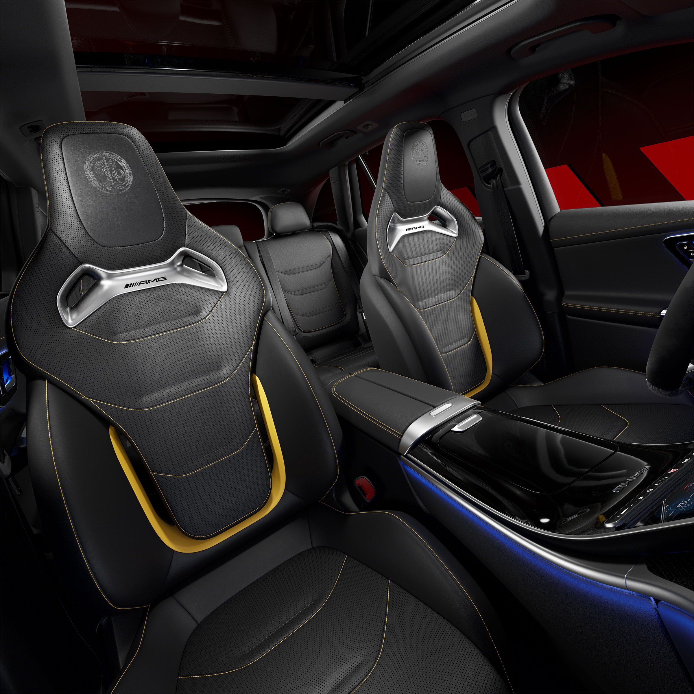 Zicht via het open portier aan de passagierszijde naar de voorstoelen met AMG Performance Seat Package Advanced.