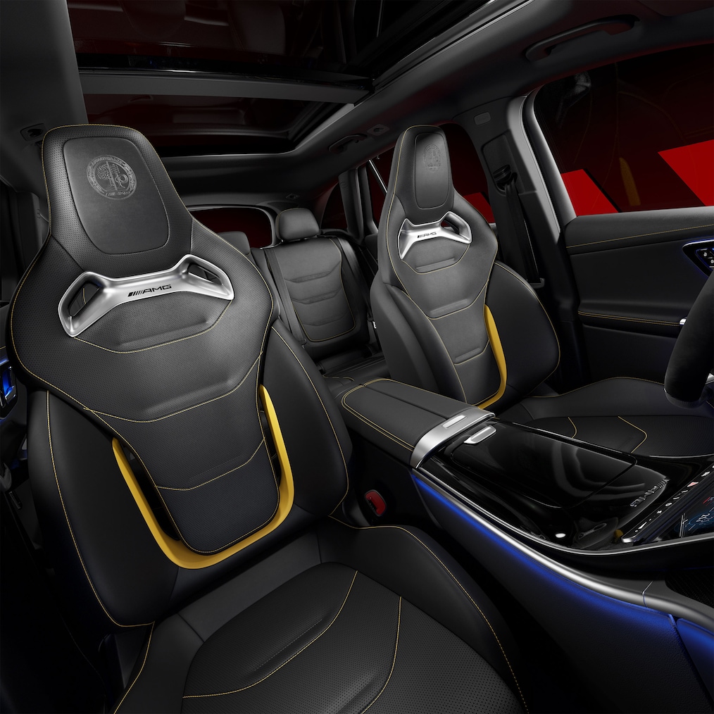 Zicht via het open portier aan de passagierszijde naar de voorstoelen met AMG Performance Seat Package Advanced.