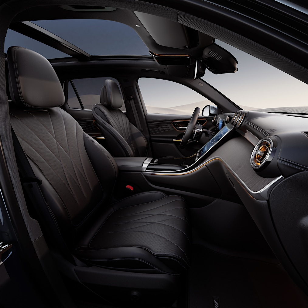 Close-up van de cockpit met displays in een Mercedes-Benz GLC.