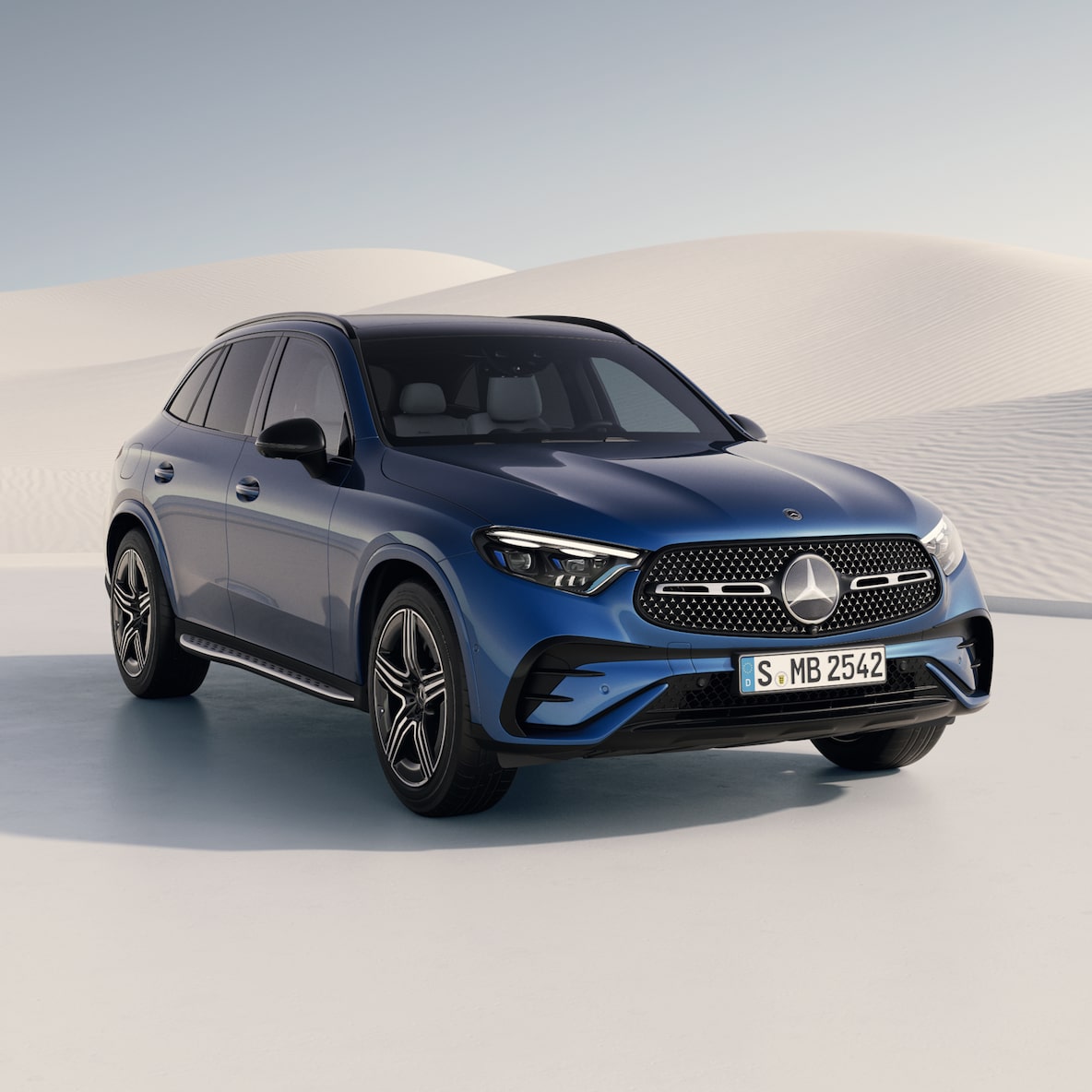 Frontaal zijaanzicht van de Mercedes-Benz GLC.